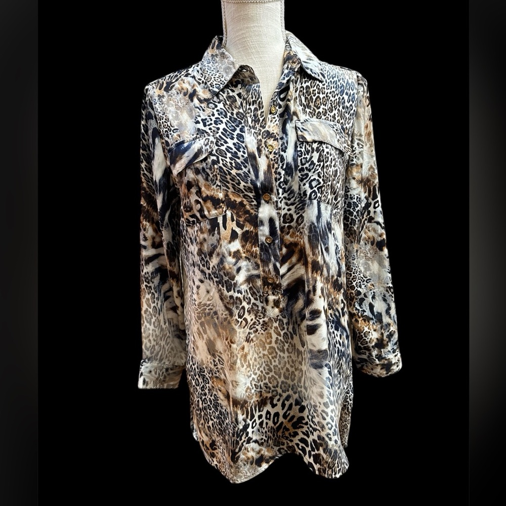 Beautiful leopard print Chicos sz 0 sz 6 blouse top button V neck long sleeve - Picture 3 of 7